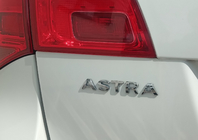 Opel Astra J 2009–2015 Astra embleem 5177042 (120 x 17 mm) foto 1