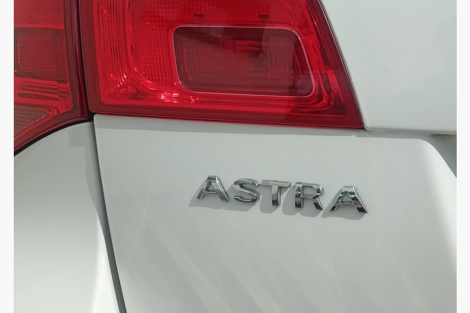 Opel Astra J 2009–2015 Astra embleem 5177042 (120 x 17 mm) Image