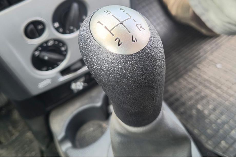 Renault Logan I 2005–2008 Versnellingspookknop 8200079112 (zwart met chroom) Image