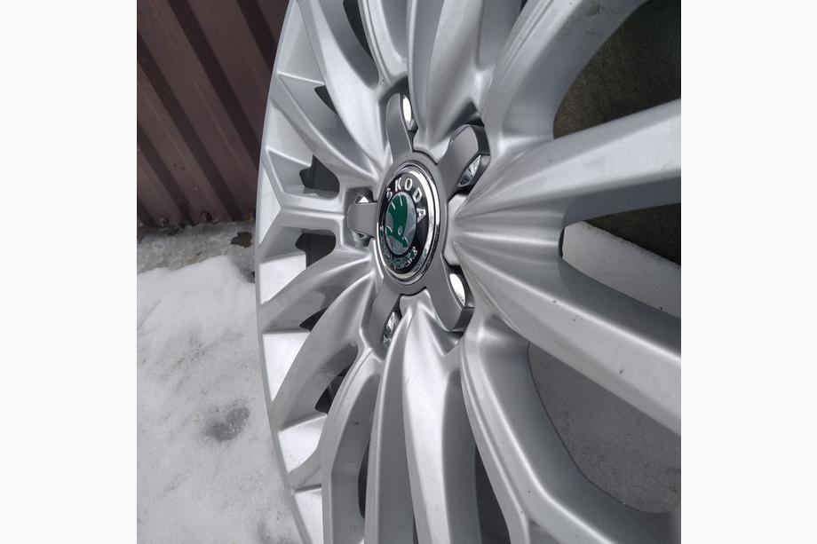 Skoda Stickers voor wielnaafkappen 56 mm J1009 (4 stuks) Foto 2