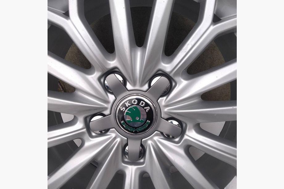 Skoda Stickers voor wielnaafkappen 56 mm J1009 (4 stuks) Foto 1