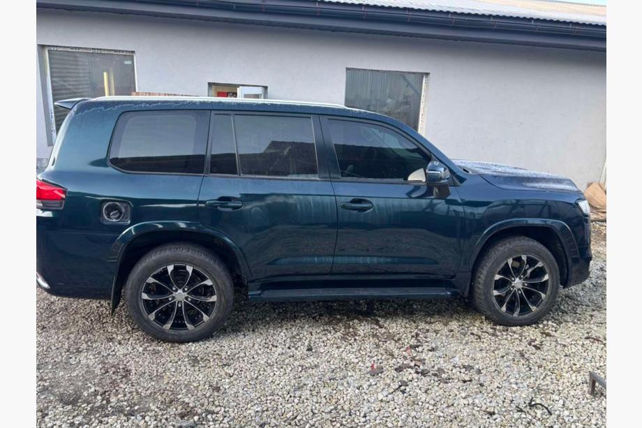 Toyota Land Cruiser 200 2007–2021 Restylingkit voor LC 300 High-Line (complete set) Foto 12