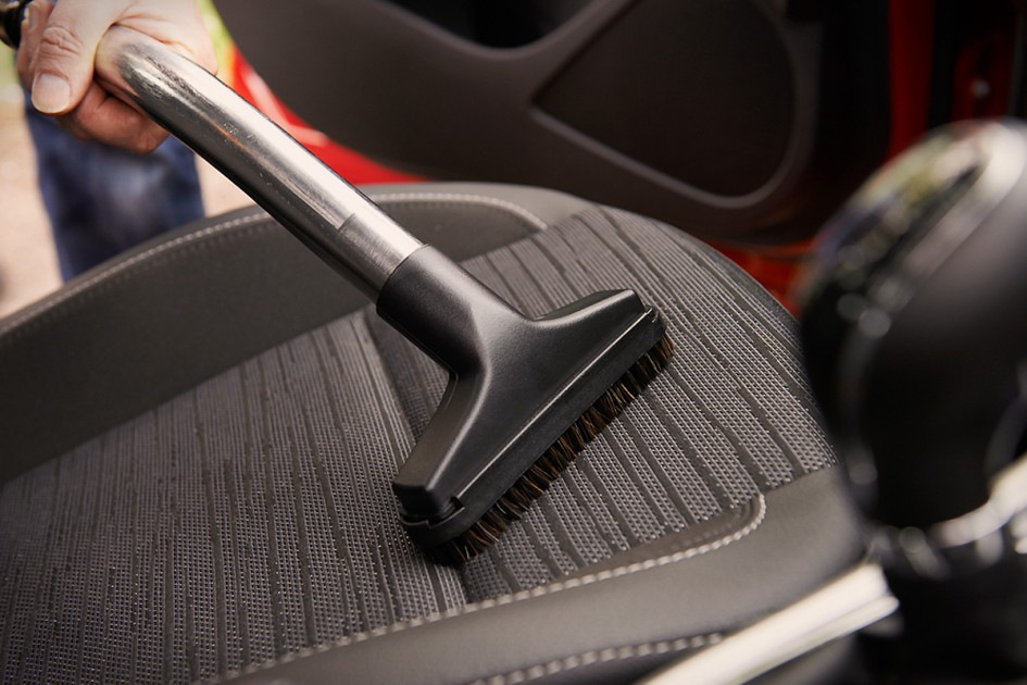 Hoe maak je het auto-interieur goed schoon?