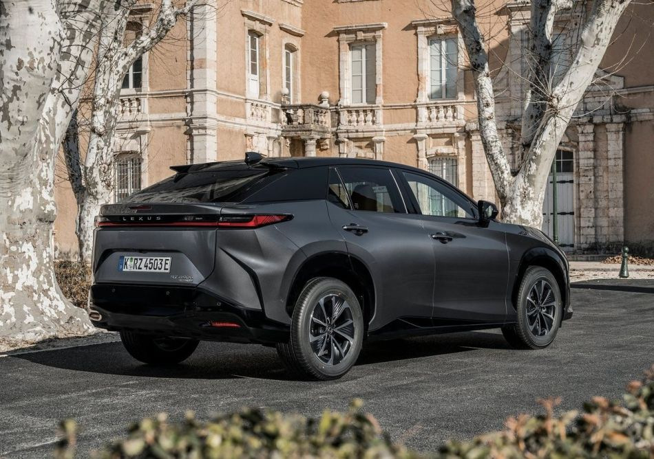 Elektrische Lexus RZ-crossover krijgt betaalbaardere versie – 300e