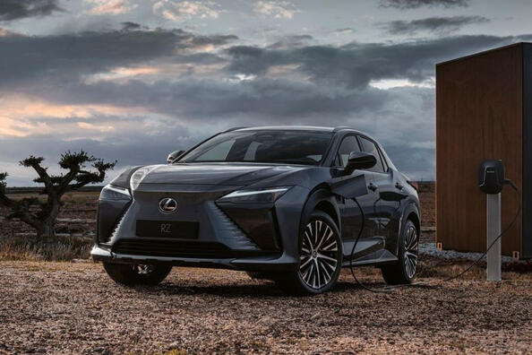 Elektrische Lexus RZ-crossover krijgt betaalbaardere versie – 300e Foto 3