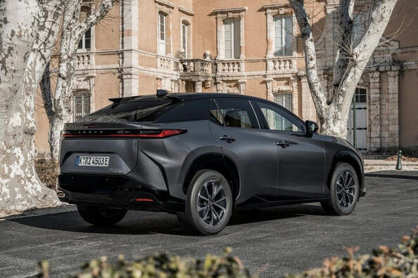 Elektrische Lexus RZ-crossover krijgt betaalbaardere versie – 300e Foto 5