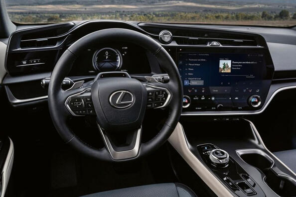 Elektrische Lexus RZ-crossover krijgt betaalbaardere versie – 300e Foto 6
