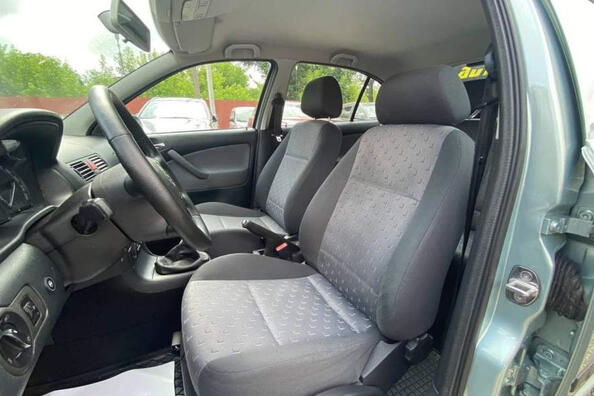 Zo onderhoud je het stoffen auto-interieur правильно