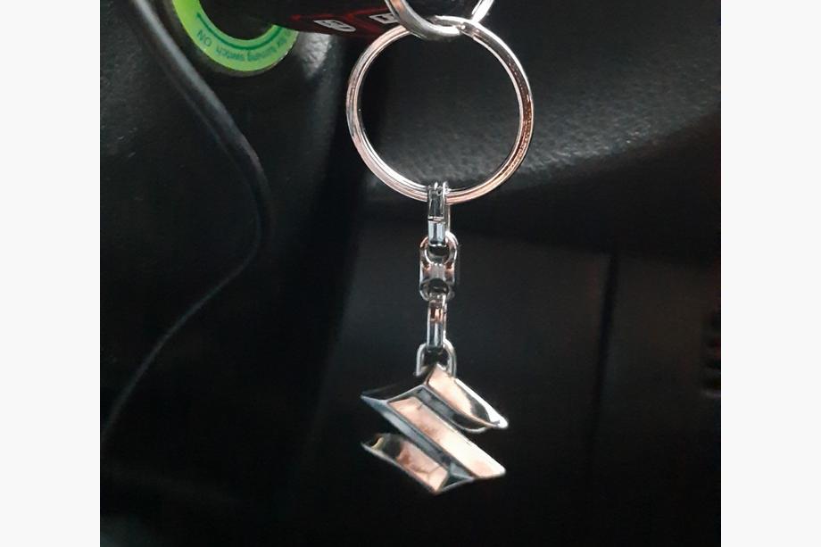 Suzuki Metalen sleutelhanger met Suzuki-logo Foto 1