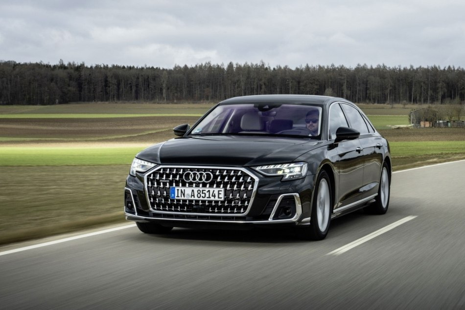 Review van de vernieuwde Audi A8 sedan met vierwielaandrijving