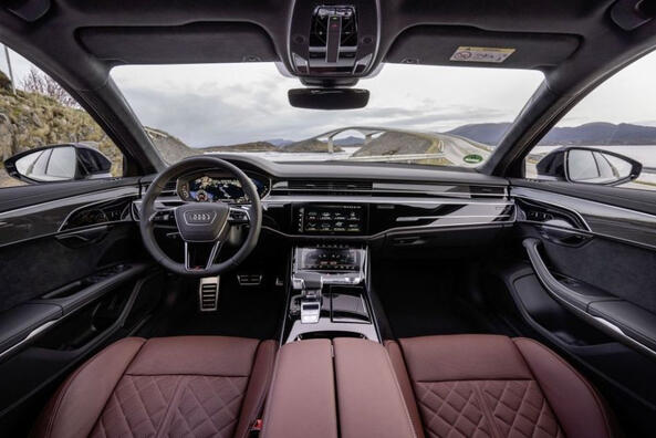 Review van de vernieuwde Audi A8 sedan met vierwielaandrijving Foto 4