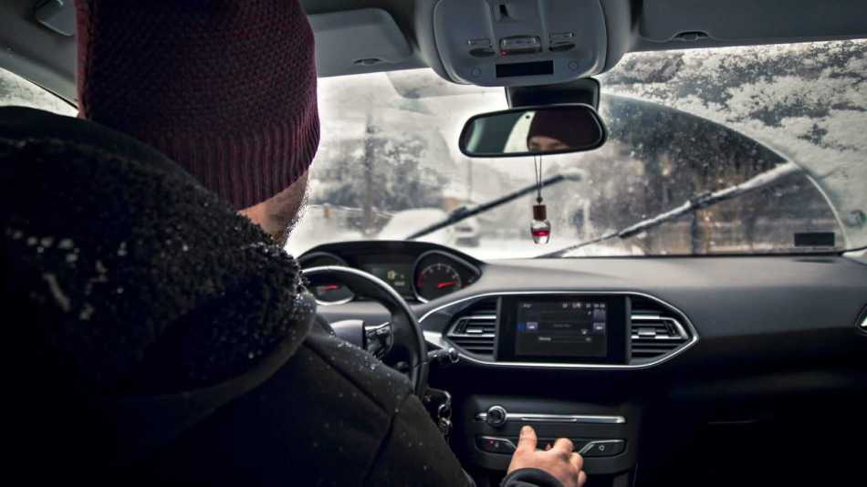 Zo warm je het auto-interieur snel en correct op in de winter