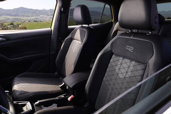 Rijtest van de vernieuwde subcompacte crossover Volkswagen T-Cross Foto 6
