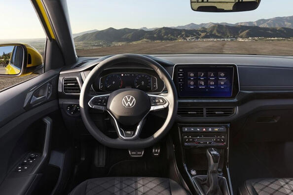Rijtest van de vernieuwde subcompacte crossover Volkswagen T-Cross Foto 5