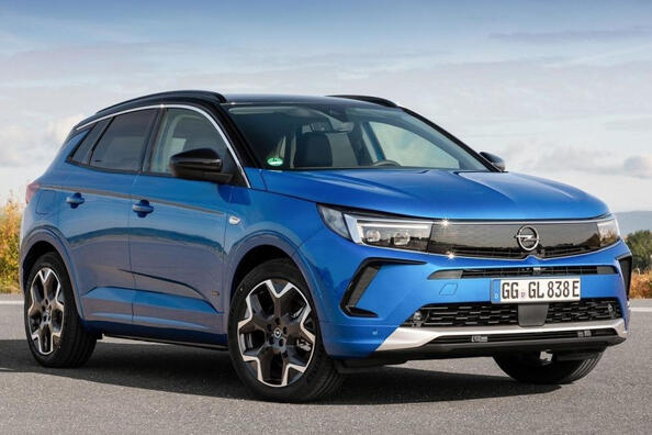Review van de vernieuwde compacte crossover Opel Grandland Foto 1