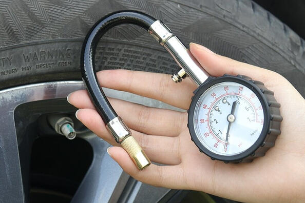 Zo controleer je de bandenspanning van je auto goed