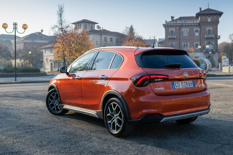 Review van de crossover-hatchback Fiat Tipo Cross