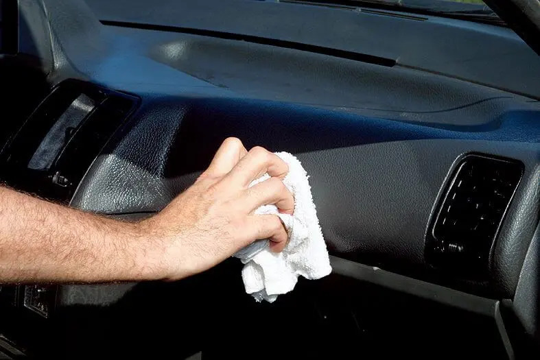 Zo verwijder je krassen uit het interieurplastic van je auto
