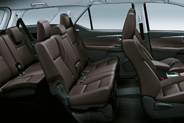 Toyota Fortuner: de belichaming van een moderne SUV Foto 6