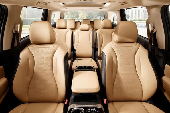 KIA Carnival van de vierde generatie: nieuwe kijk op de gezinsminivan Foto 6