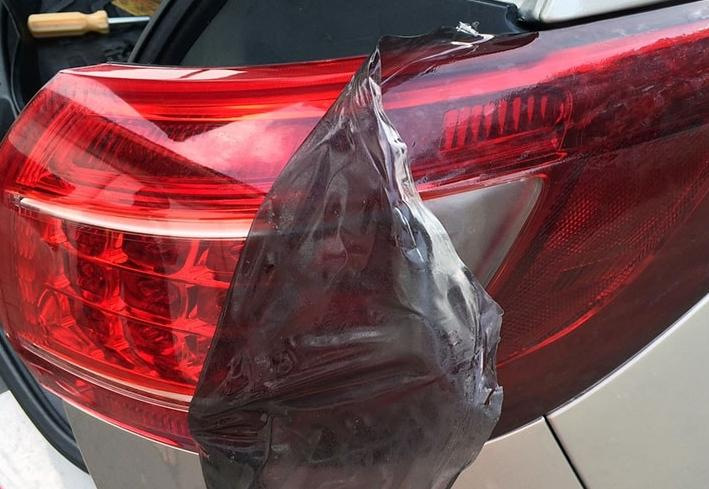 Zo verwijder je tintfolie van autokoplampen