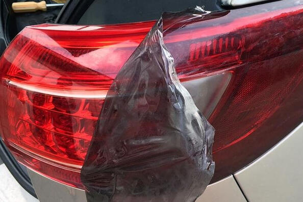 Zo verwijder je tintfolie van autokoplampen