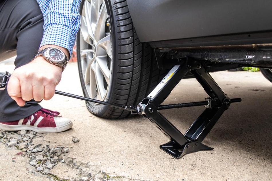 Zelf een lekke autoband vervangen: stappenplan