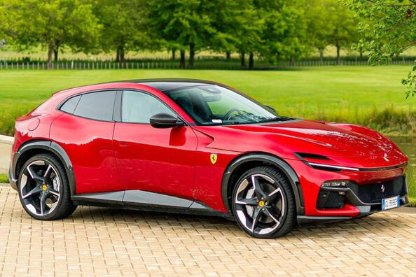 Review van de sportieve vierwielaangedreven crossover Ferrari Purosangue Foto 3
