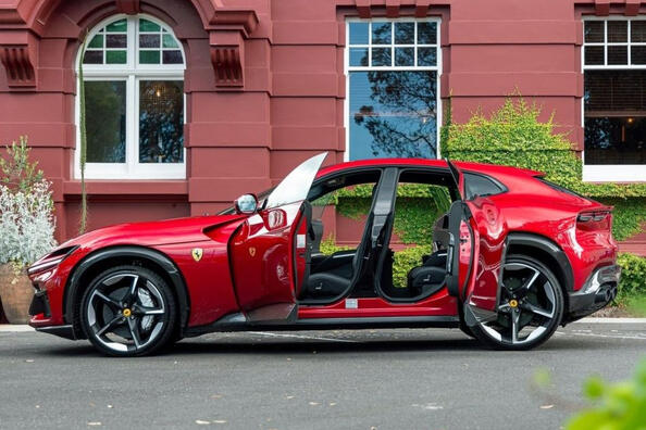 Review van de sportieve vierwielaangedreven crossover Ferrari Purosangue Foto 4