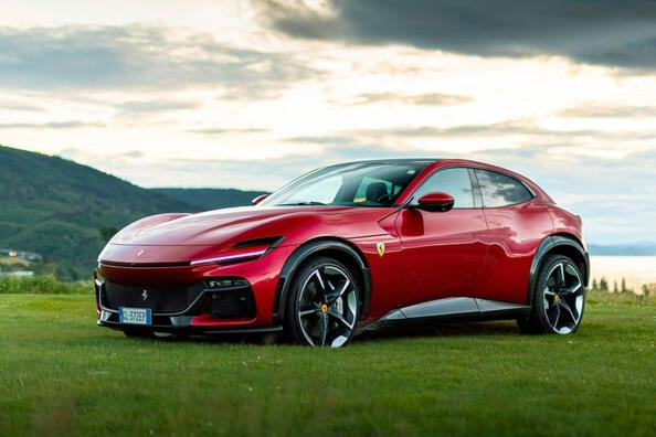 Review van de sportieve vierwielaangedreven crossover Ferrari Purosangue Foto 1