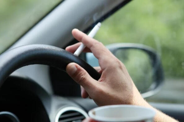 Zo verwijder je tabaksgeur uit het interieur van je auto