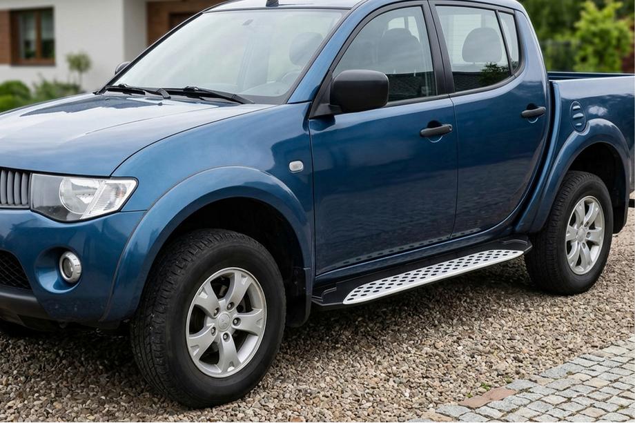 Mitsubishi L200 2006–2015 Side steps Shining V1 (2 st., aluminium) Foto 1
