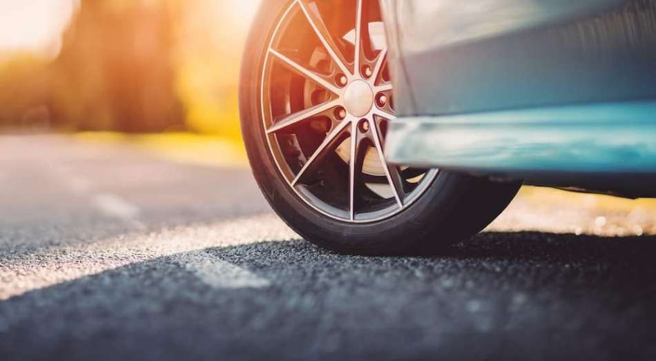Kun je in de zomer op winterbanden rijden?