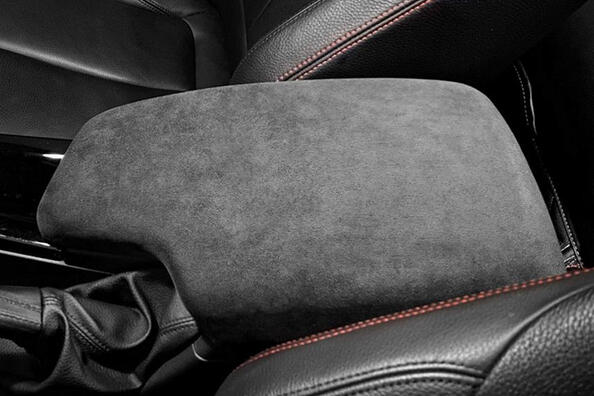 Waarmee bekleed je de armsteun in het auto-interieur?