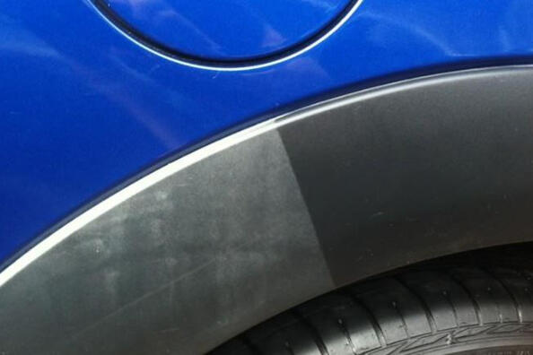 Waarmee kun je het zwarte kunststof van je auto weer zwart maken?