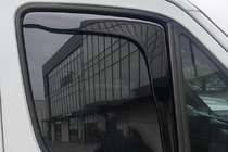 Volkswagen Crafter 2006–2016 Raamwindschermen (inbouw) Niken Luxury (2 st.) foto 1