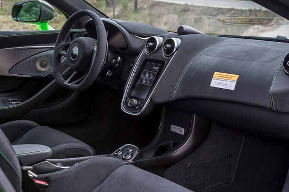 Alcantara of kunstleer: wat kies je voor het auto-interieur? Foto 1