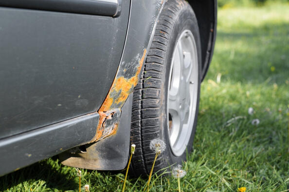 Waarom ontstaat er roest op de auto?