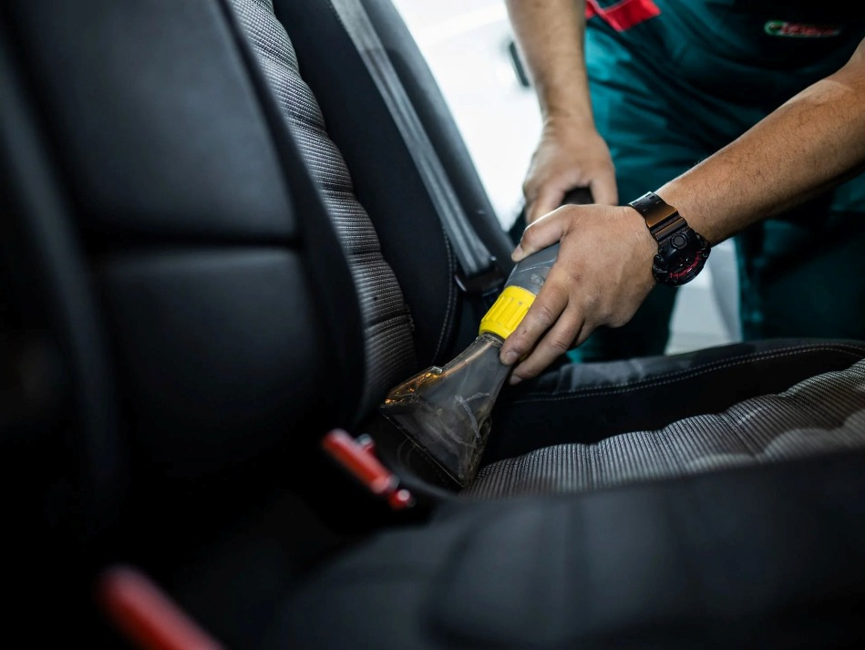 Wat is het verschil tussen auto-interieurreiniging en gewone reiniging?