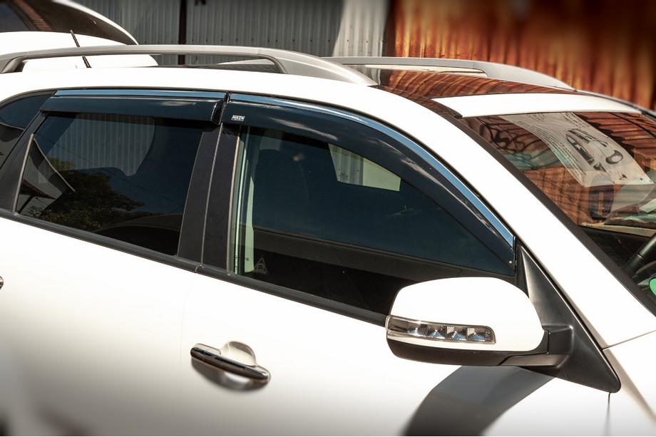 Kia Sorento II XM 2009–2014 Raamwindschermen met chromen sierlijst (set van 4, Niken) Image