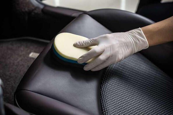 Vlekken uit interieurbekleding: slimme schoonmaaktips