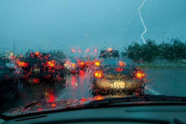 Als onweer je in de auto overvalt: wat moet je doen?