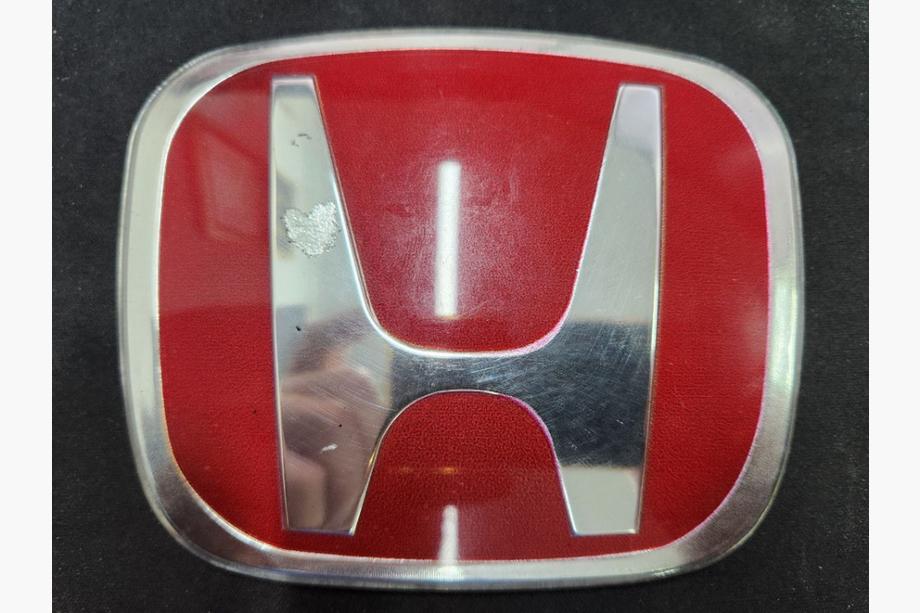 Honda Embleem (rood, zelfklevend) Afgeprijsd 113 mm naar 93 mm (afstand tussen bevestigingen 50 mm) Image