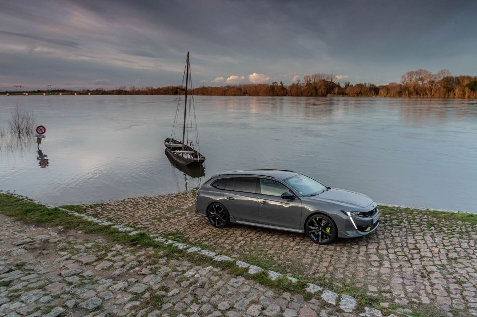 Rijtest van de 360 pk hybride stationwagen Peugeot 508 SW PSE