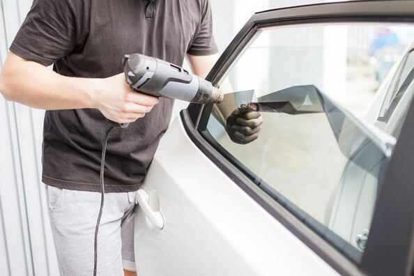 Klaar met tinten? Verwijder oude folie van je auto zelf