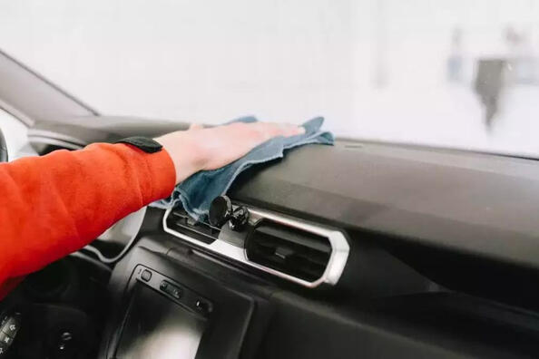 Zo herstel je kunststof in het auto-interieur