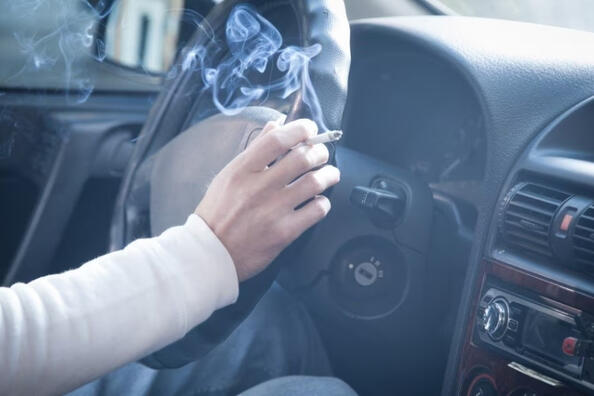 Zo verwijder je sigarettengeur uit de auto