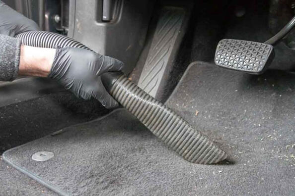 Autovloermatten schoonmaken: beproefde methodes