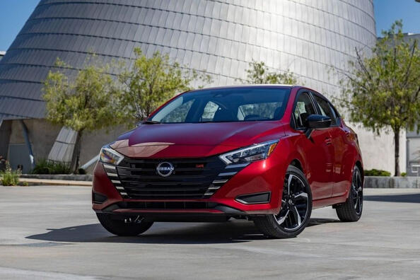 Review van de vernieuwde Nissan Versa-sedan