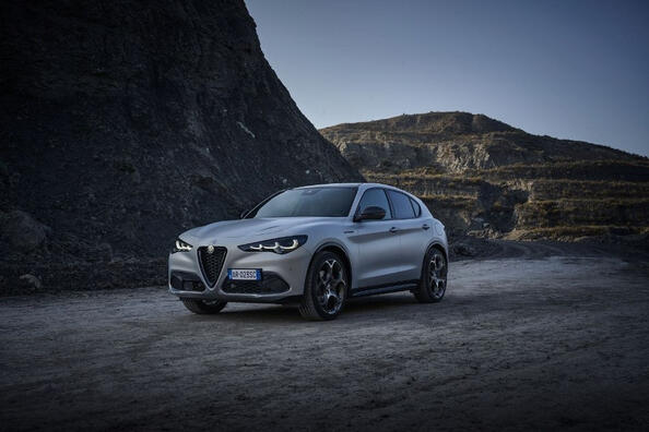Review van de vernieuwde Italiaanse crossover Alfa Romeo Stelvio Foto 1